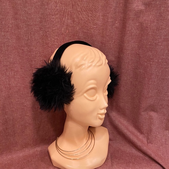 Black faux fur earmuffs - Picture 1 of 3